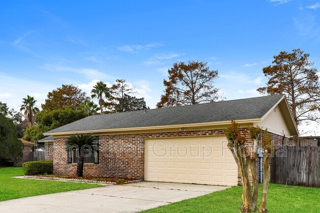 Building Photo - 2384 Stonehaven Ct E
