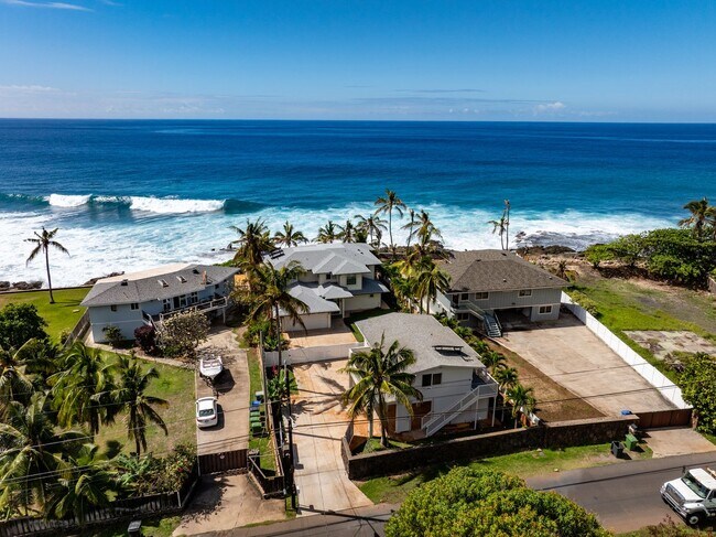 Foto del edificio - Furnished Luxury Ocean Front Estate in Waianae with Old Hawaii rural setting- 3 Bedrooms x 3 Bath...