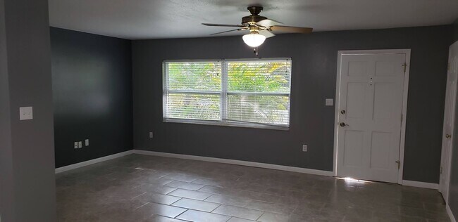 Building Photo - 3 bed, 2 bath 1 car garage