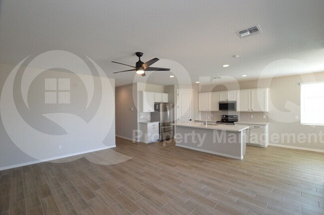 Building Photo - 36004 W San Clemente Ave