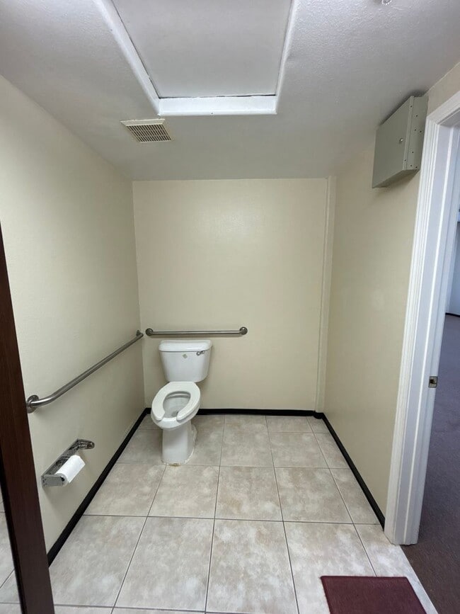 Foto del edificio - 2050 Artesia Blvd