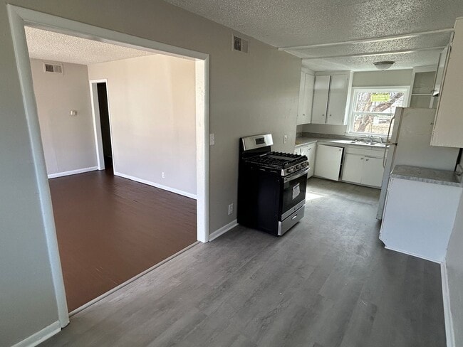 Building Photo - 3 Bedroom!