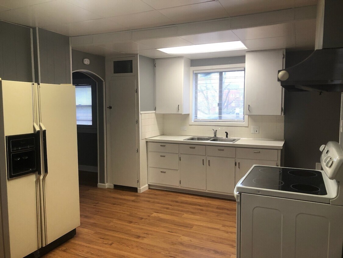 Foto principal - One Bedroom One Bath Duplex , Tenant only ...