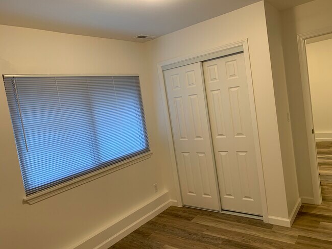 Building Photo - 90 Camelot Ct