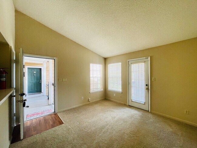 Foto del edificio - 1X1 Condo for Rent at Regency Gardens Cond...