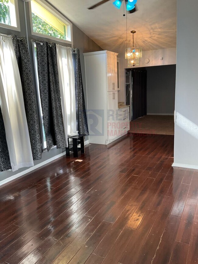 Foto del edificio - Charming 4-Bedroom Home with Modern Touches