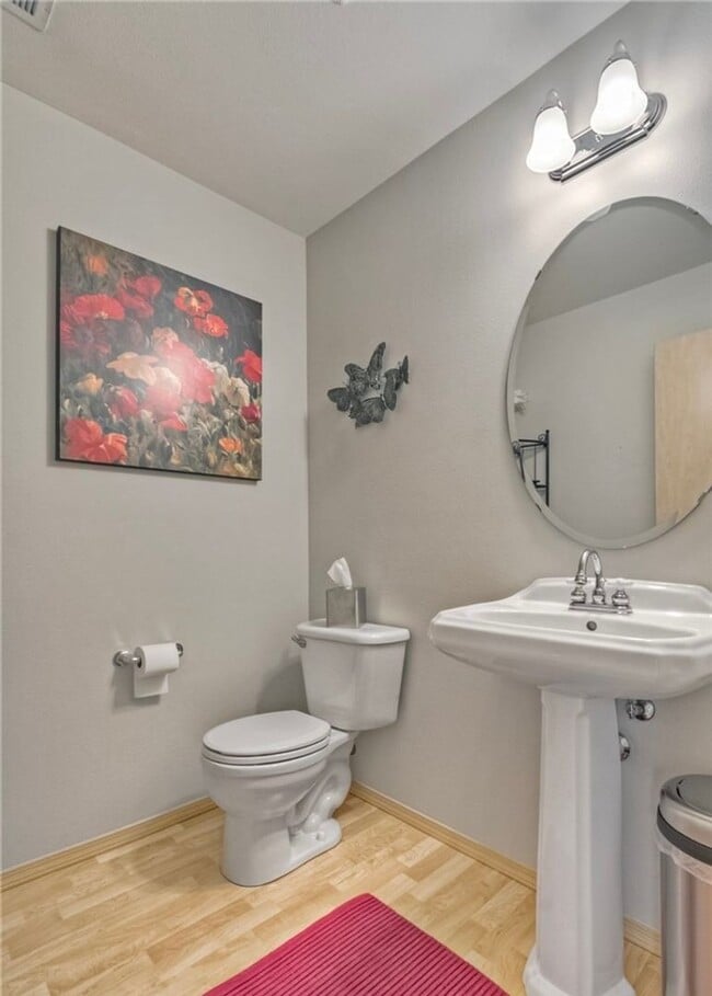 Foto del edificio - Beautiful Renton Home with A/C Available from now to 5/4/26