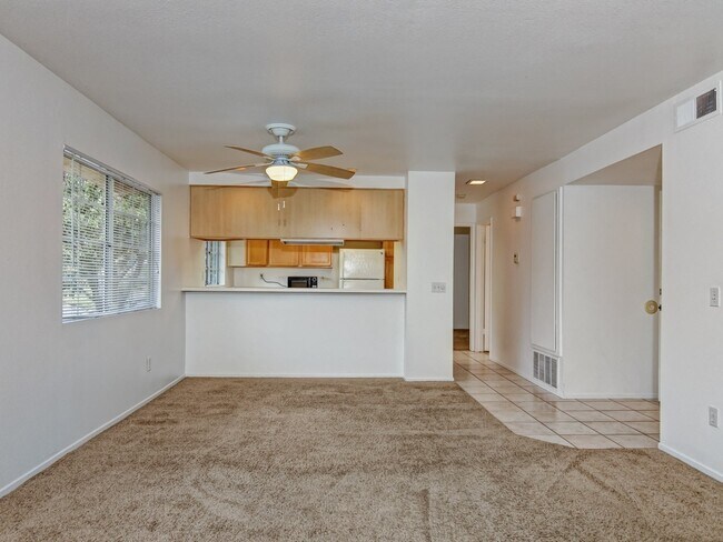 Foto del edificio - Sunny Top Floor Condo With Private Balcony...