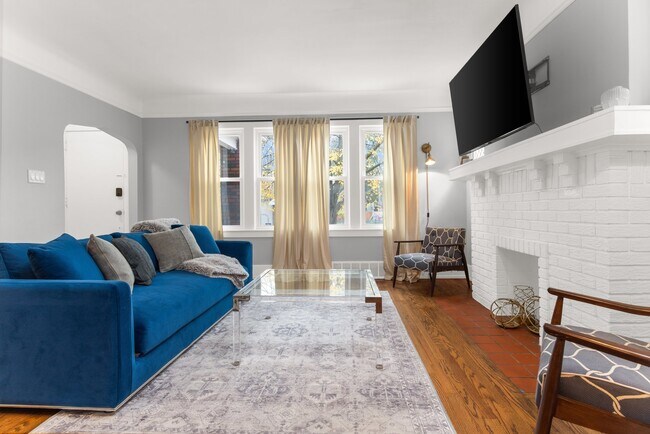 Living room - 966 Beaconsfield Ave