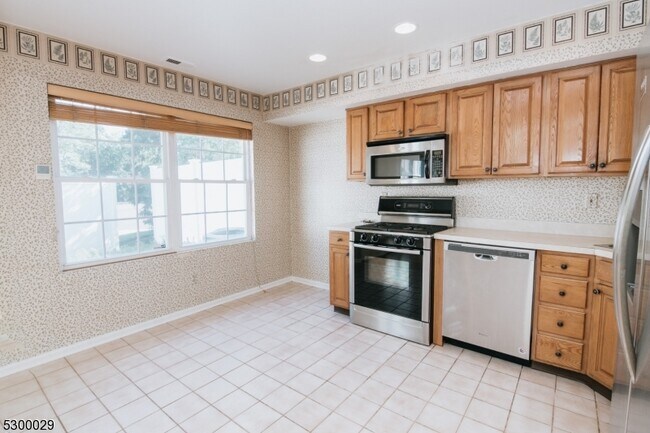 Building Photo - 19 Helen Way