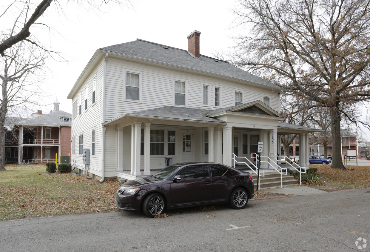 Primary Photo - Ridge Top Apartments