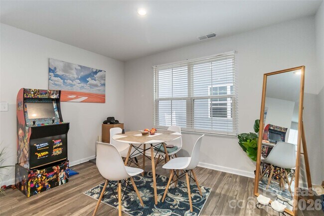 Foto del edificio - 5048 Downhaul Dr