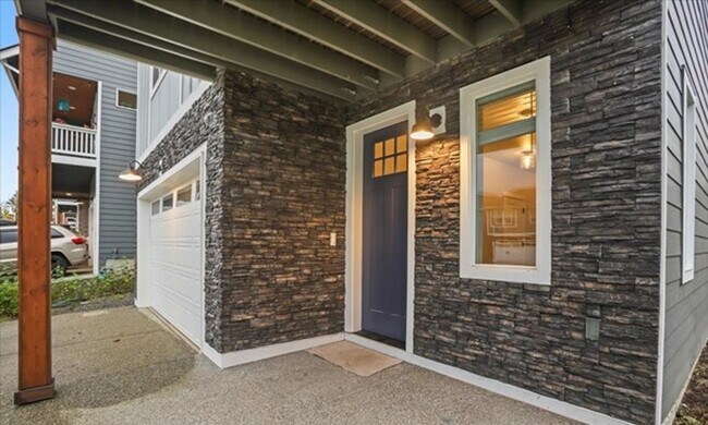 Building Photo - Beautiful and Spacious 5 Bedroom Home Air-...