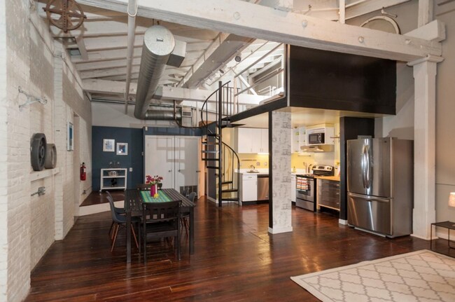 Foto del edificio - Luxurious 1-Bedroom Loft in Rebman Buildin...