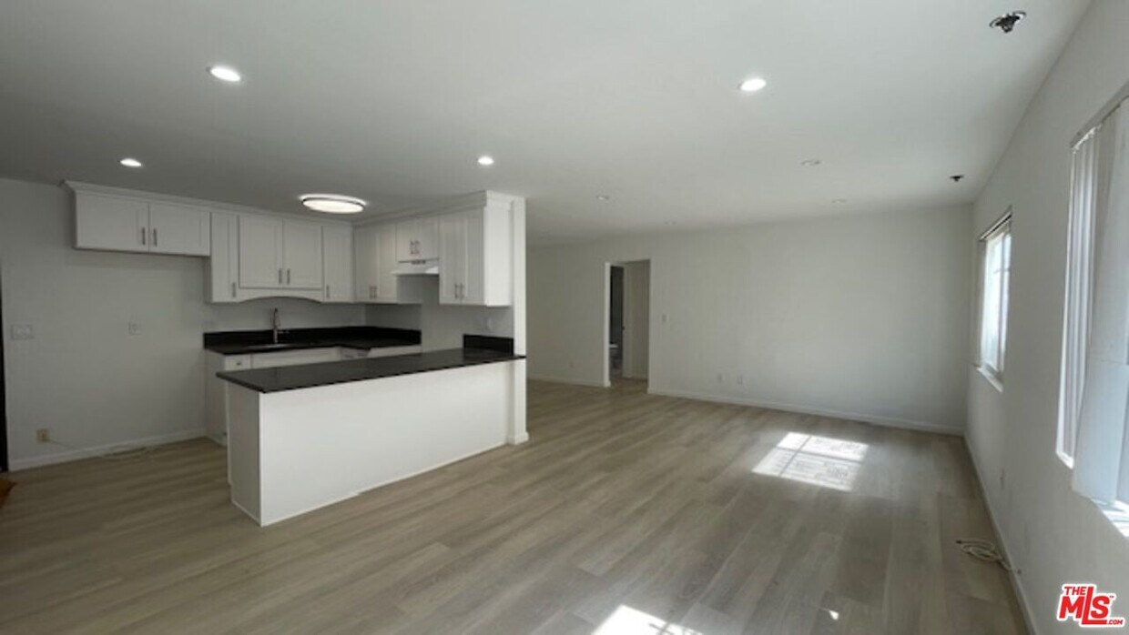 Foto principal - 545 S Manhattan Pl