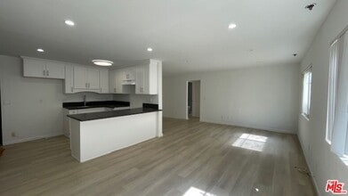 Building Photo - 545 S Manhattan Pl