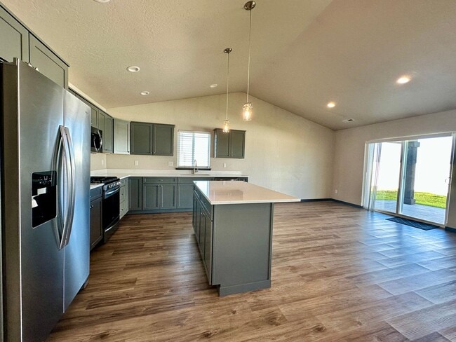 Building Photo - Modern 4 bedroom 2 bathroom home for rent ...