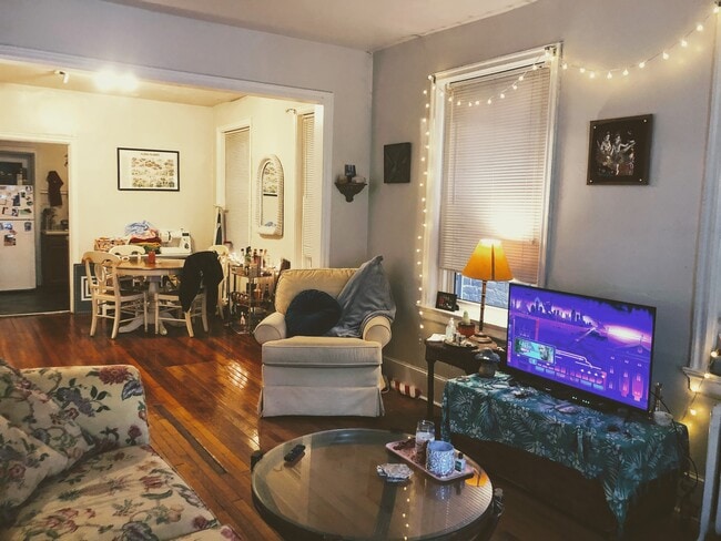 Living Room/Dining Room - 1424 Grove Ave