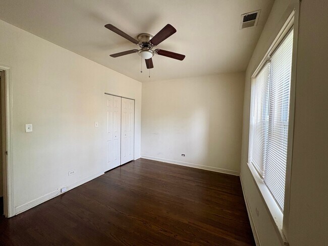 Foto del edificio - 3547 W Dickens Ave