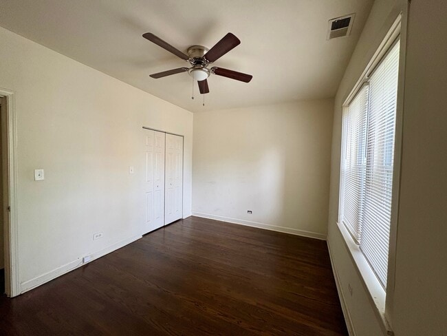 Building Photo - 3547 W Dickens Ave