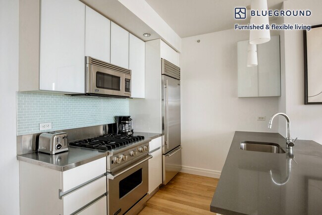 Building Photo - 550 W 54th St