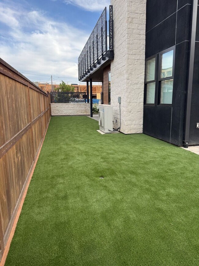 Foto del edificio - Brand new construction! 3 bedroom 3.5 bath end unit