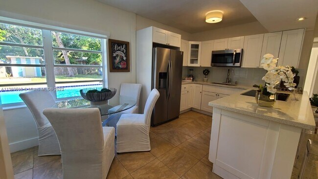Foto del edificio - 827 NE 140th St