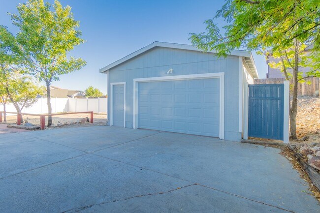 Foto del edificio - Cozy 3-Bedroom Home with Fully Fenced Backyard and Detached Garage!