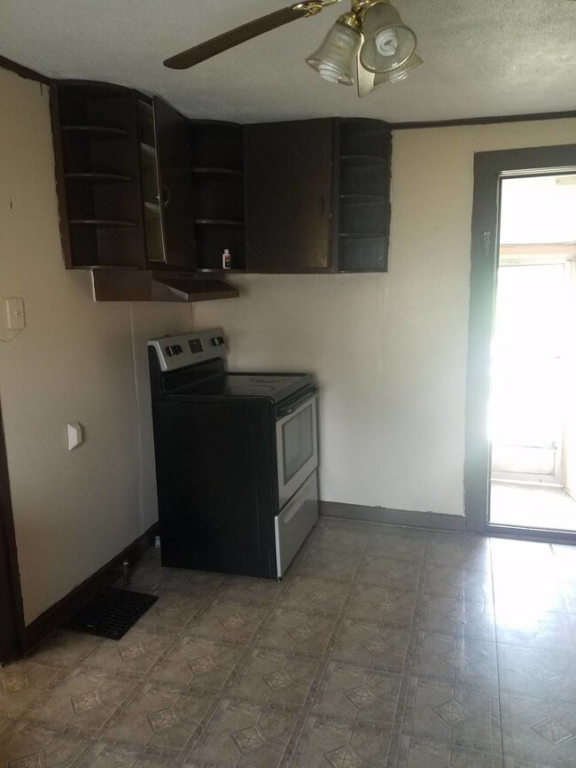 1016 S Locust Ave, Freeport, IL 61032 House Rental in Freeport, IL