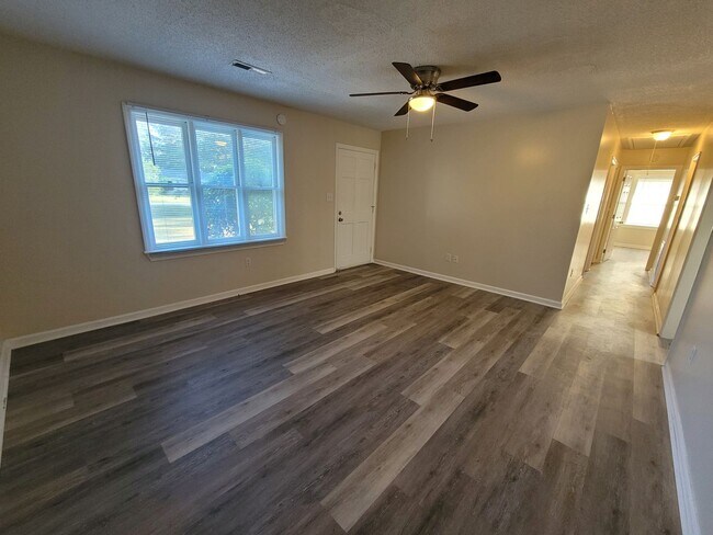 Building Photo - 3 bedroom 2 bath brick ranch in great loaction .