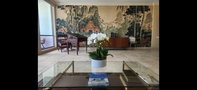 Una pared de acento personalizada - 700 Biltmore Way