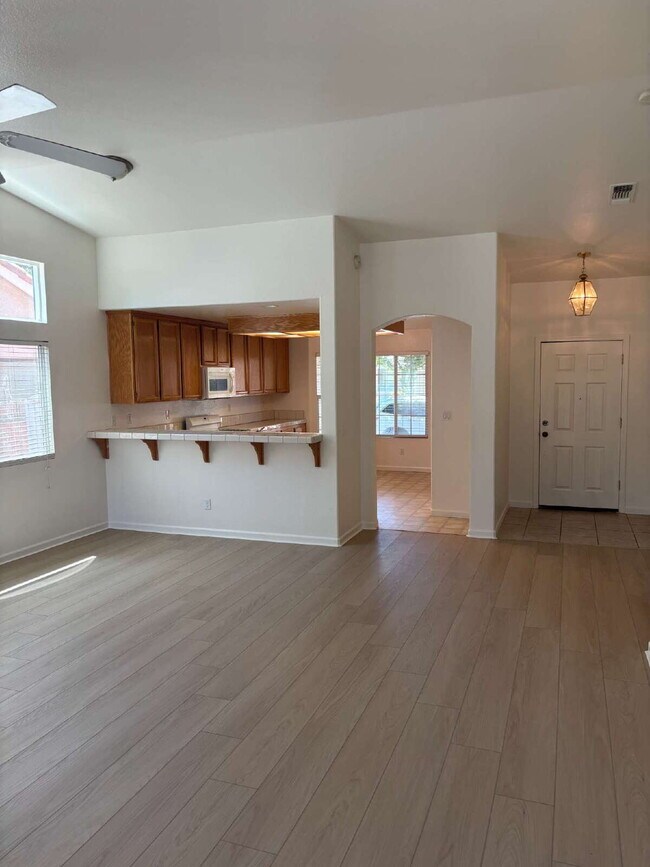 Foto del edificio - Charming 3 Bedroom Home in Desirable Elk Grove Neighborhood with 2-Car Garage