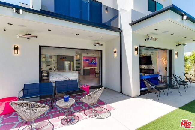 Foto del edificio - 18015 Martha St