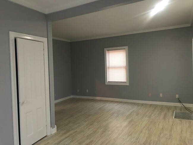 Building Photo - Renovated 2bed, 1bath single family house ...