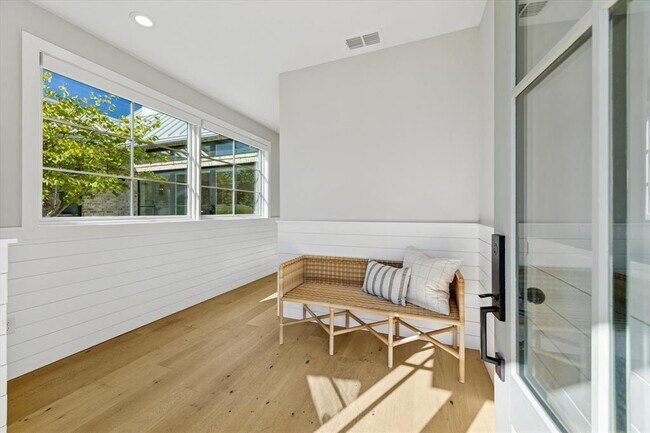 Foto del edificio - 5000 Creek Meadow