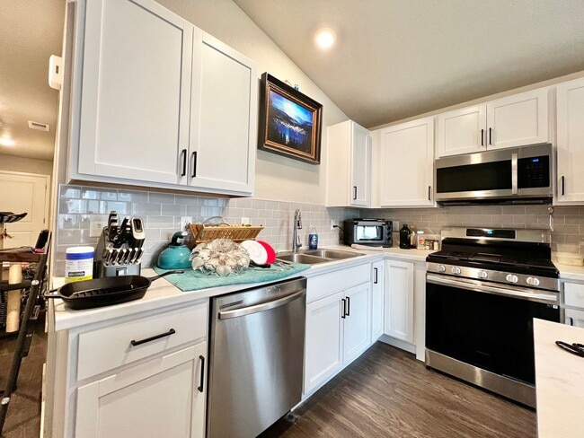 Building Photo - Stunning 3 Bed 2 Bath Ranch Home!