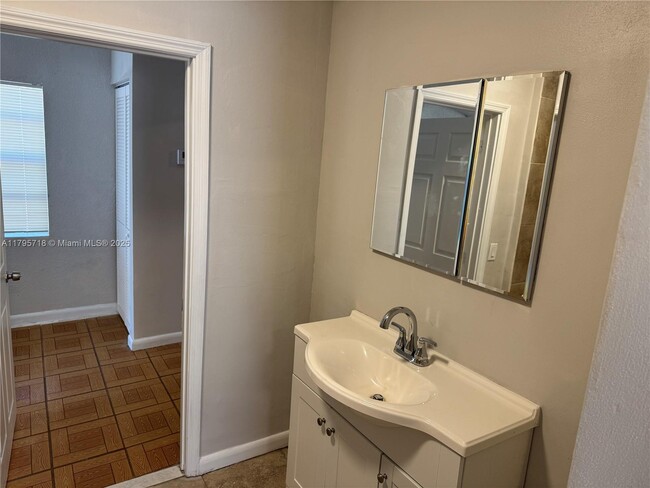 Foto del edificio - 153 NW 35th St