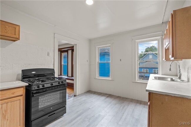 Building Photo - 148 Lilac St