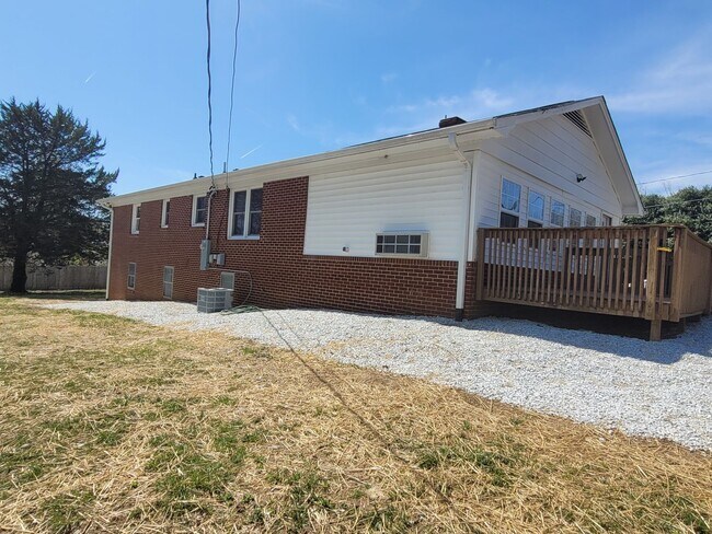 Foto del edificio - Spacious 3 Bedroom 2 Bath Brick Home in Mo...