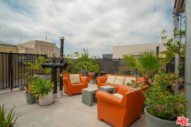 Foto del edificio - 108 W 2nd St