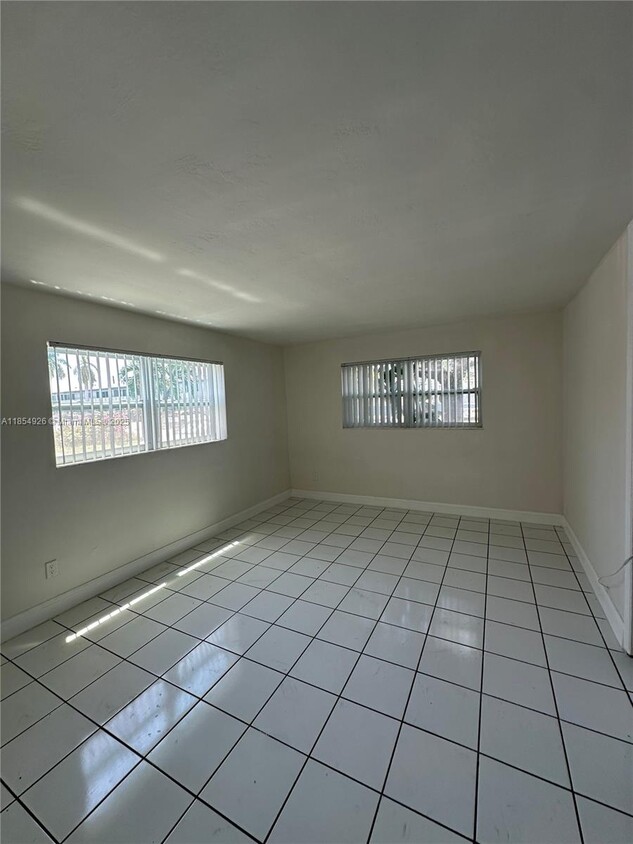 Foto del edificio - 941 NE 170th St