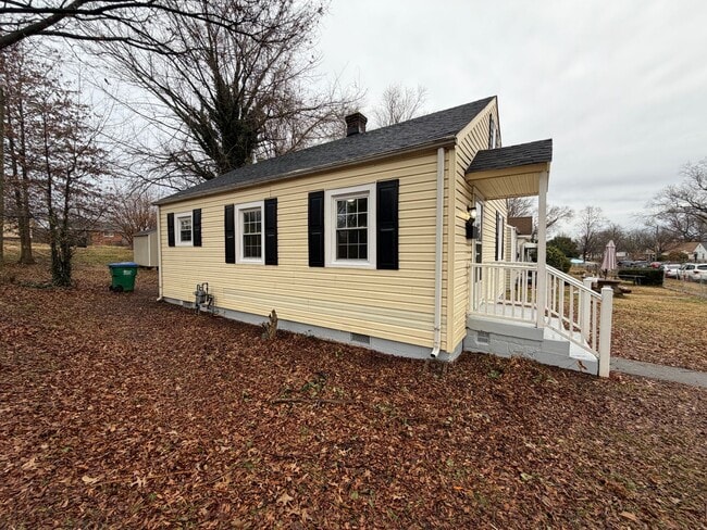 Photo - Charming 2 bedroom 1 bath cottage House