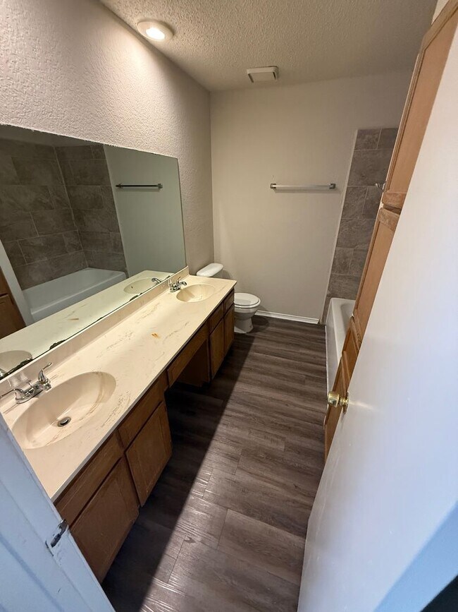 Building Photo - GLENBROOK6728-30