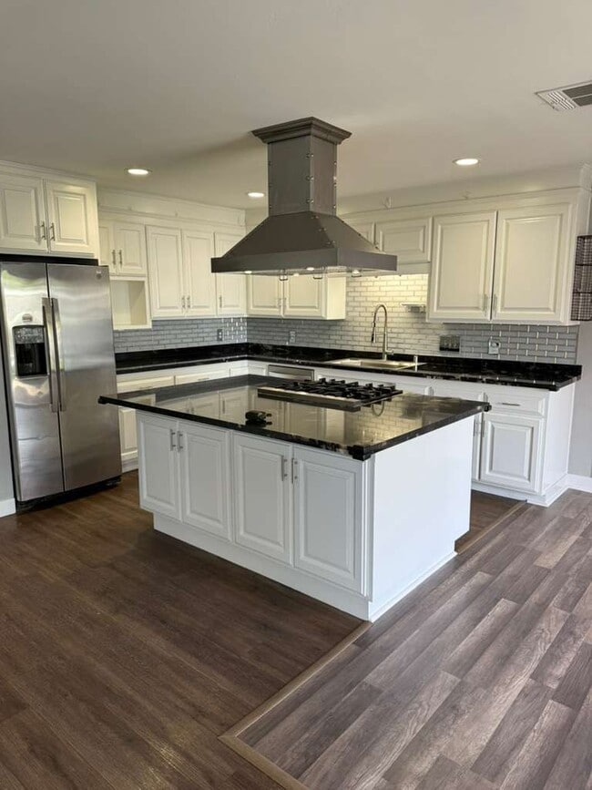 Kitchen - 495 Queen Anne Dr