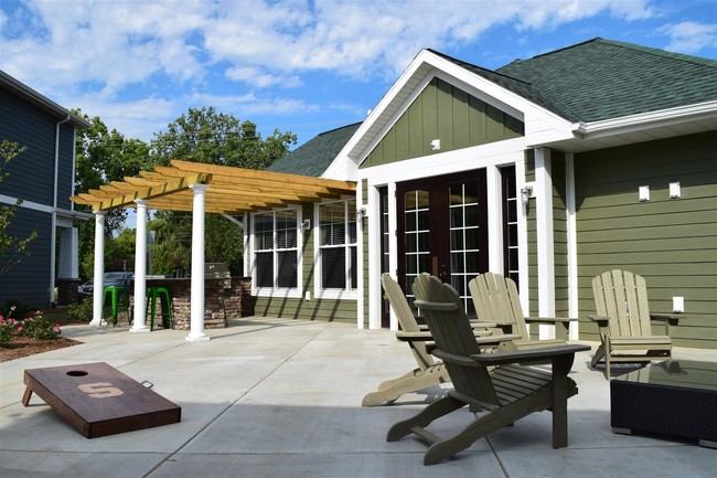 Foto del edificio - Quarters East Lansing Cottages