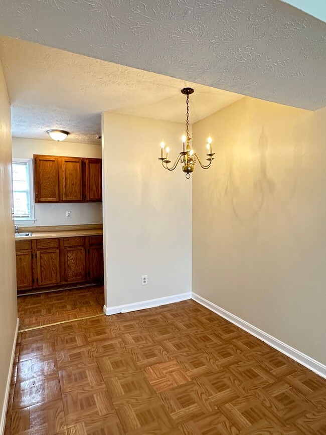 Building Photo - $500 Deposit SPECIAL! 3 BR TOWNHOME! Off-S...