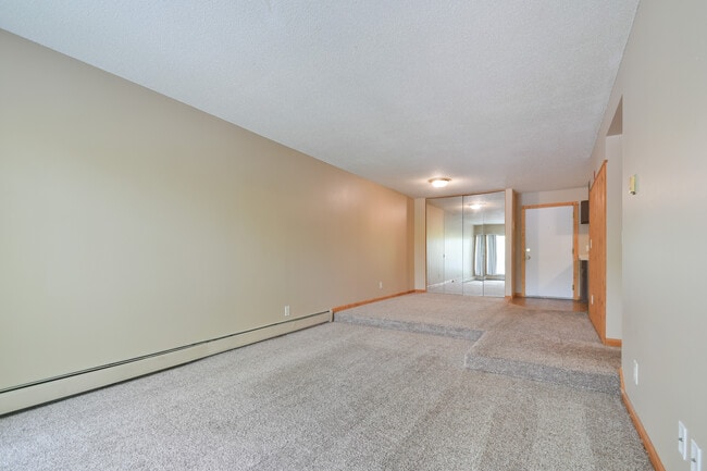 Building Photo - 1601 N Innsbruck Dr