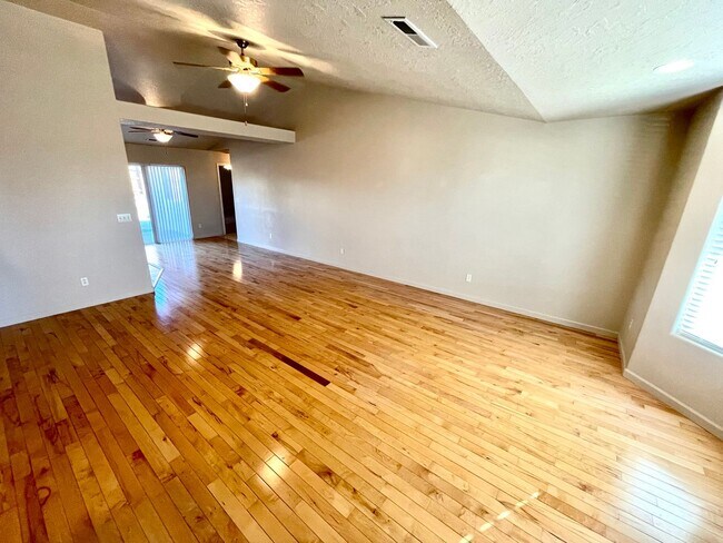 Building Photo - 4 Bedroom, 2 Bath