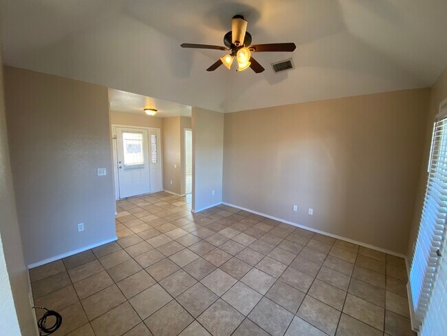 Building Photo - 3 bed 2 bath 1 car garage