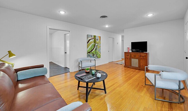 Building Photo - 311 Newland Dr